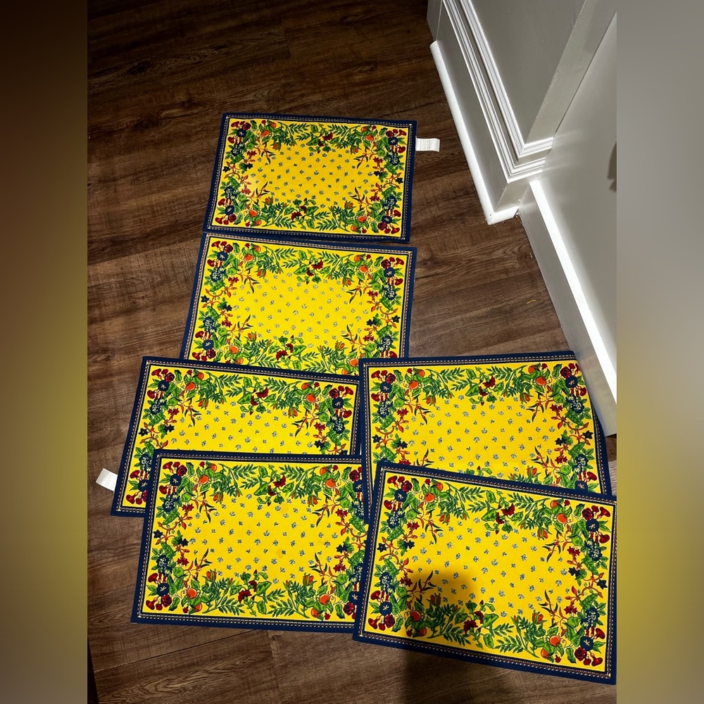 Used once William Sonoma cloth Provence Beatrix placemats set of 6